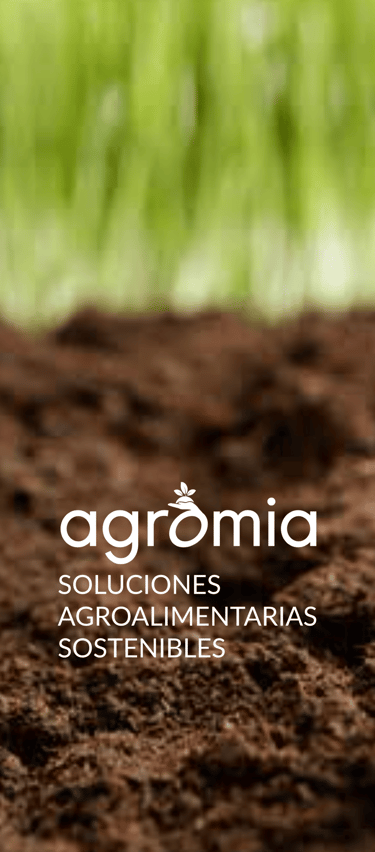 Logo de Agromia sobre tierra y brotes verdes con el lema ‘Soluciones agroalimentarias sostenibles