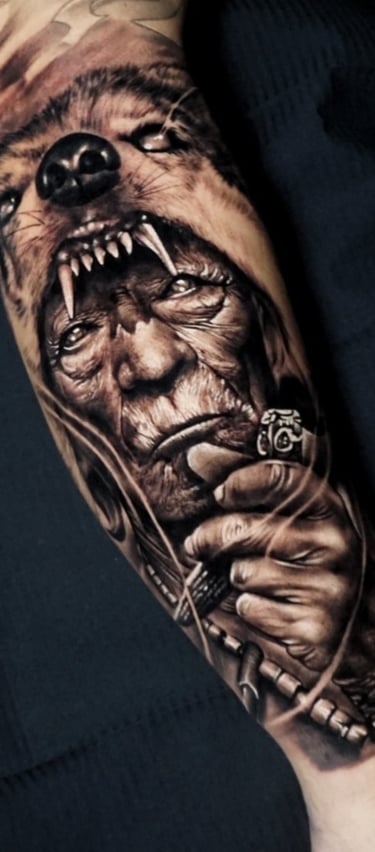 Tatuagem em realismo preto e branco com alto nível de detalhe