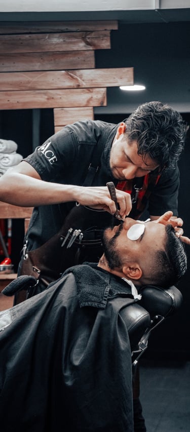 barbero arreglando la barba en barberia quito