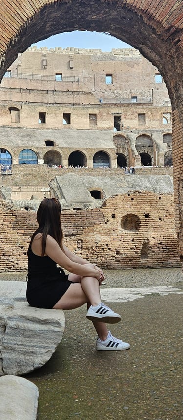 Foto tirada na parte interna do Coliseu, em Roma