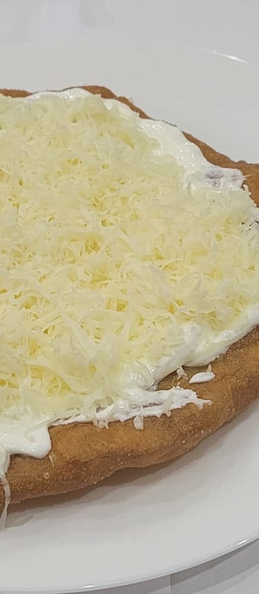 sima lángos, fokhagymás lángos, tejfölös lángos, sajtos lángos, sajtos-tejfölös lángos, csomagolás