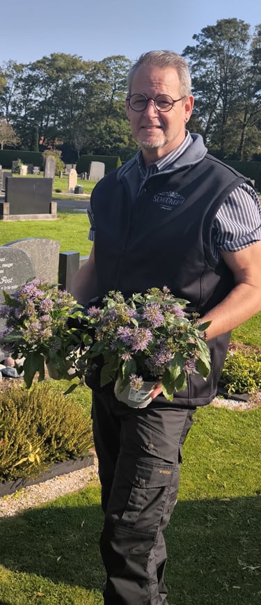 Erwin Vries van Grafzorg Memoriam met planten voor zorgvuldige grafbeplanting