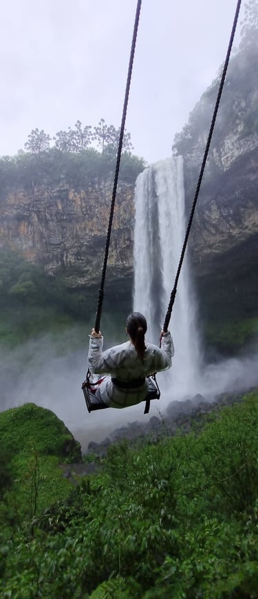 Balanço infinito, no pé da cascata caracol, em Canela