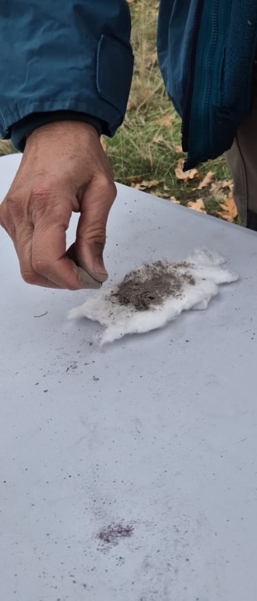 herramienta de pedernal y acero, crear chispas en un iniciador de fuego hecho con bolas de algodon