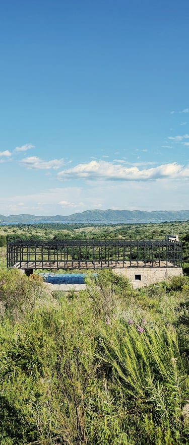 Una casa puente única en las sierras de córdoba. Arquitectura con sentido.