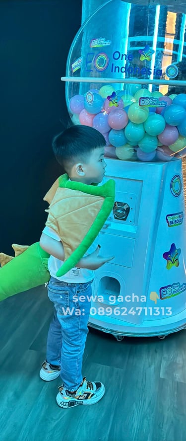 sewa mesin gachapon putih jumbo di Acara Indonesia Open