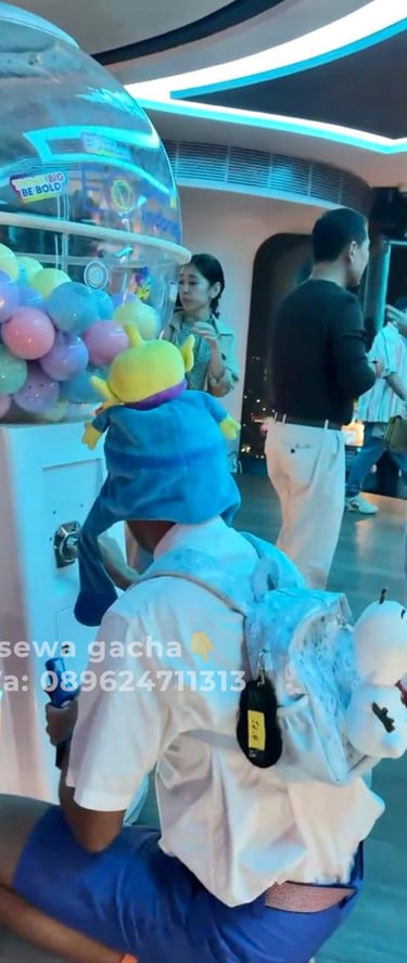 sewa mesin gachapon putih jumbo di Acara Indonesia Open