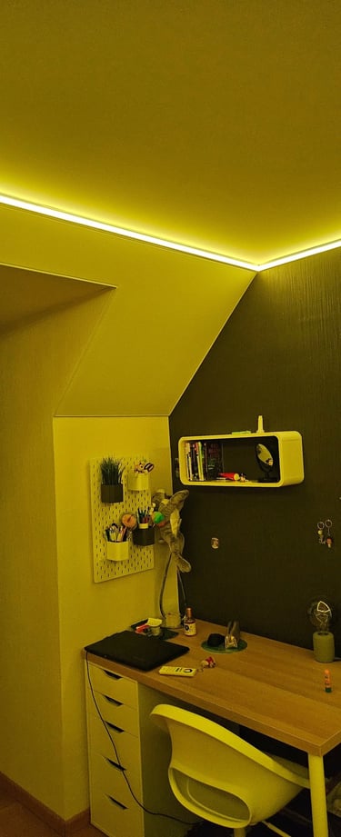 Toile tendue textile blanc mat sur plafond et rampant avec intégration ruban led