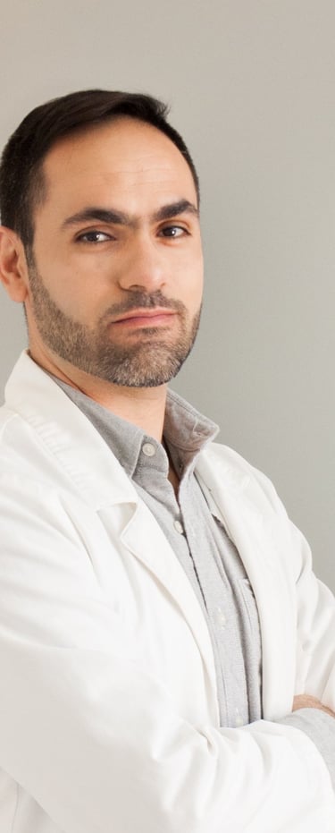 Especialista en periodoncia en consultorio odontológico durante sesión profesional