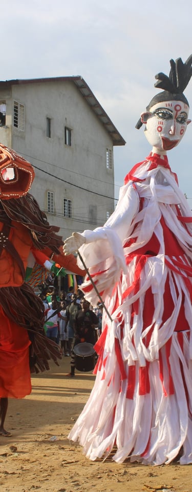 Deux marionnettes géantes qui paradent