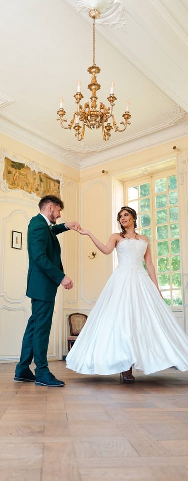 Couple de mariée dansant