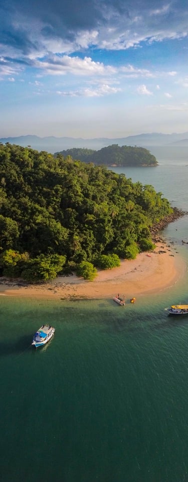 imagem de drone de uma praia em paraty