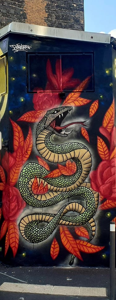 une fresque street art avec un serpent deux portrait de femmes un jaguar et un chien