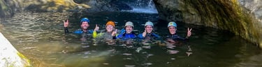 grupo sonriendo en un barranco