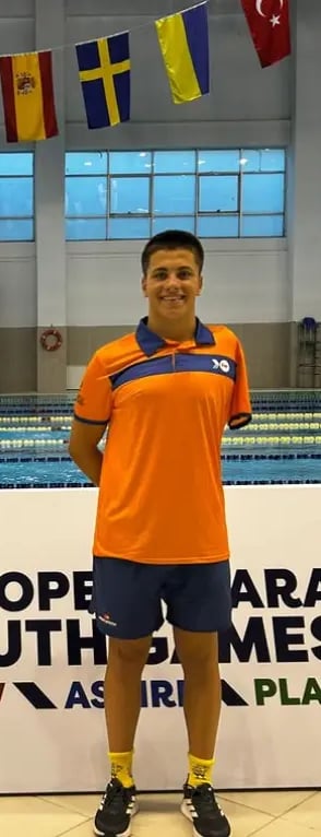 Atleta paraolimpico posando con las banderas
