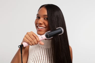 A woman with straight hair using the Tymo Ring