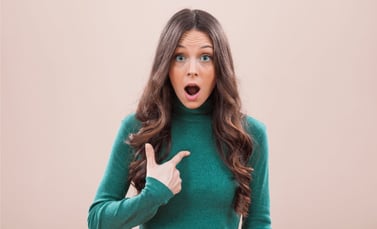 Femme se montrant du doigt : l'hypnose pour la perte de poids est-elle faite pour moi ?