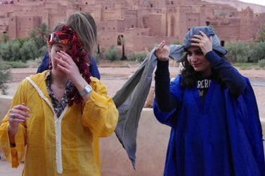Participants en team building audiovisuel – création de mini-film et percussion au Maroc