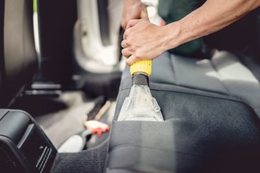 Estofado automotivo sendo limpo por maquina de sugção
