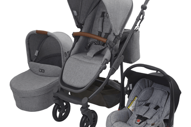 Na imagem um carrinho de bebe, ao lado esquerdo um cesto para criança e direito bebe conforto
