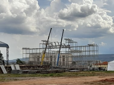 Guindaste sendo usado para montagem de estrutura na construção civil em Goiás