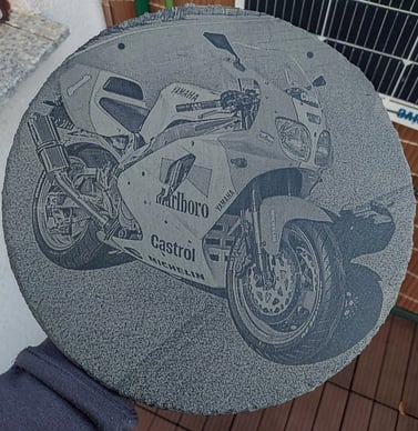 große Schieferplatte mit einem Motoradfoto