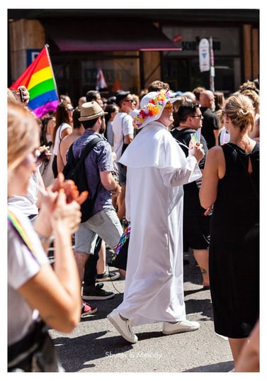 Ein als Papst verkleideter Mann bei der Christopher Street Day Parade.