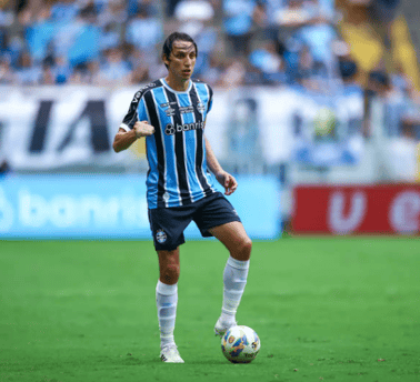 Geromel em ação com a camisa do Grêmio.
