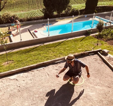 piscine et terrain de pétanque dans le Cantal