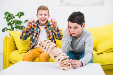 2 enfants de 10 ans qui jouent