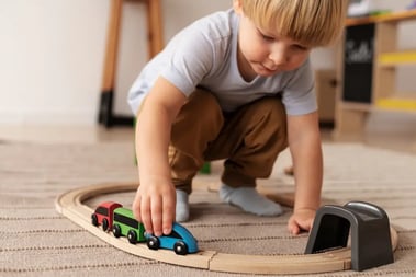 enfant de 2 ans qui joue