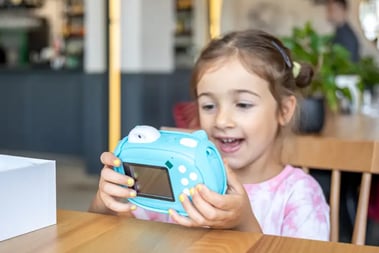 petite fille de 7 ans qui joue