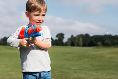 enfant de 4 ans qui joue
