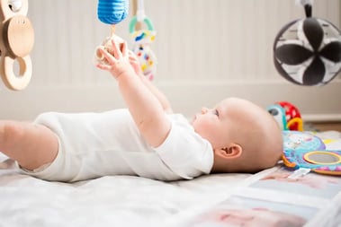 bébé qui joue