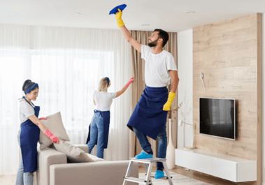 Equipo especializado de limpieza de propiedades, dejando la vivienda impecable