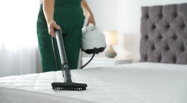 Technicien de M & M Services Pro procédant au nettoyage professionnel d’un matelas blanc à Rouen