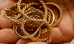 oro en las manos
