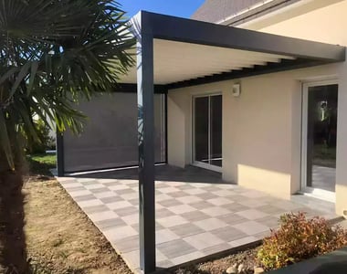 Pergola bioclimatique en aluminium gris anthracite 