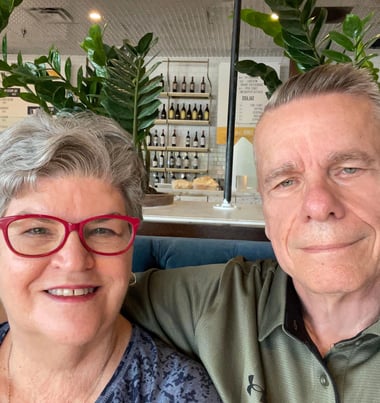 dr roy e richmond and donna richmond sitting in a resturant.