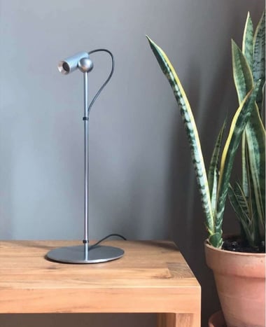 lampara sobre mesa