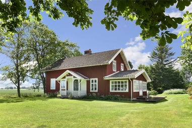 Une maison peinte en rouge de falun, peinture à la farine, pigment oxydes de fer