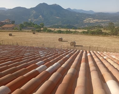 Toit de maison à Courbons avant la pose des panneaux photovoltaïques, face à la vallée de Digne-les-Bains