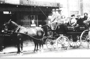 Une calèche transportant des personnes dans les années 1930