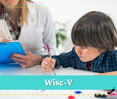 Niño realiza tareas gráficas mientras profesional aplica test cognitivo WISC-V infantil.