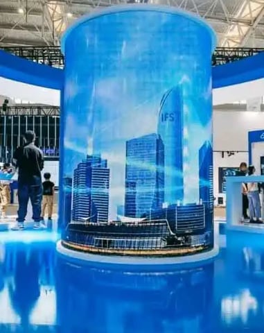 إضاءة متقنة وخامات فاخرة في تصميم بوث عرض بمعرض تجاري إضاءة معارض، تصميم بوث