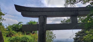 Kamienna brama tori