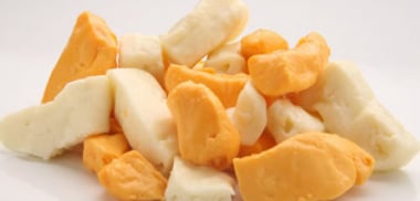 Raw cheese curds - mixed yellow and white