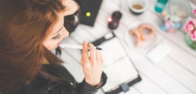 Que doit contenir une lettre d'invitation à un atelier de formation interne ?