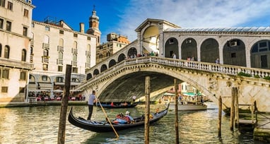 Ponte di Rialto (Rialto Bridge) venice italy