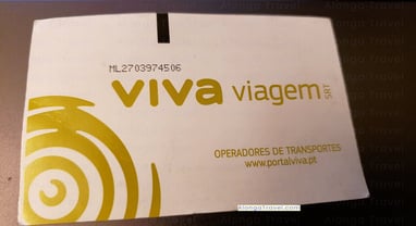 white card with golden circles on it & a sign that says 'Viva viagem Operadores de Transporters''